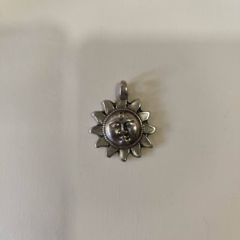 Charm sol color plata antigua 28x24 Zamac con pasador de 3mm CHARM CENTROARTESANO