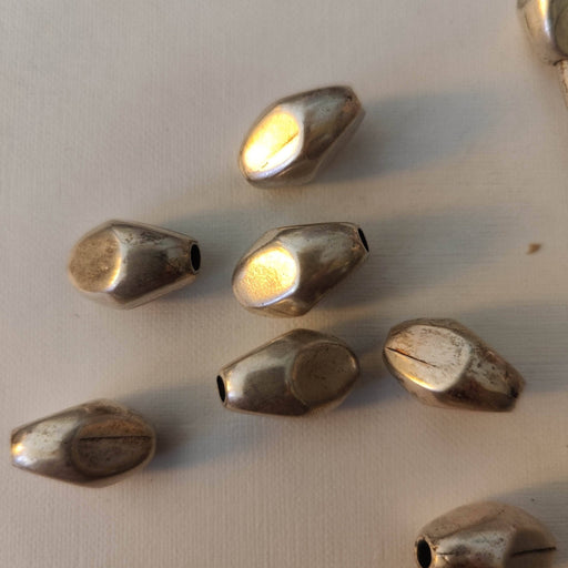 Bola plateada octaedro 20mm y agujero de maximo 3mm N/A CENTROARTESANO