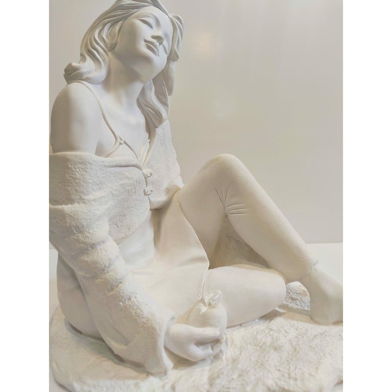 Figura escayola 169 Chica con manzana 28x29cm ARTESANIA SOL Y MAR CENTROARTESANO