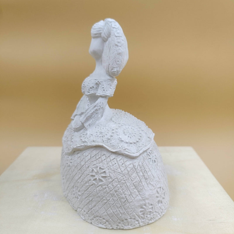 Figura escayola 645 Menina traje relieve 14x18cm manos en el centro ARTESANIA SOL Y MAR CENTROARTESANO