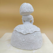 Figura escayola 645 Menina traje relieve 14x18cm manos en el centro ARTESANIA SOL Y MAR CENTROARTESANO