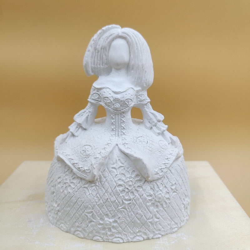 Figura escayola 646 Menina traje relieve 14x18cm manos en los lados ARTESANIA SOL Y MAR CENTROARTESANO