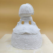Figura escayola 646 Menina traje relieve 14x18cm manos en los lados ARTESANIA SOL Y MAR CENTROARTESANO