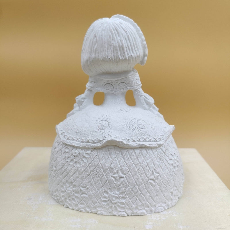 Figura escayola 646 Menina traje relieve 14x18cm manos en los lados ARTESANIA SOL Y MAR CENTROARTESANO