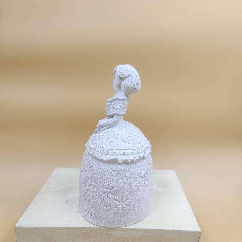 Figura escayola 647 Menina traje relieve 19x23cm con pañuelo al lado ARTESANIA SOL Y MAR CENTROARTESANO