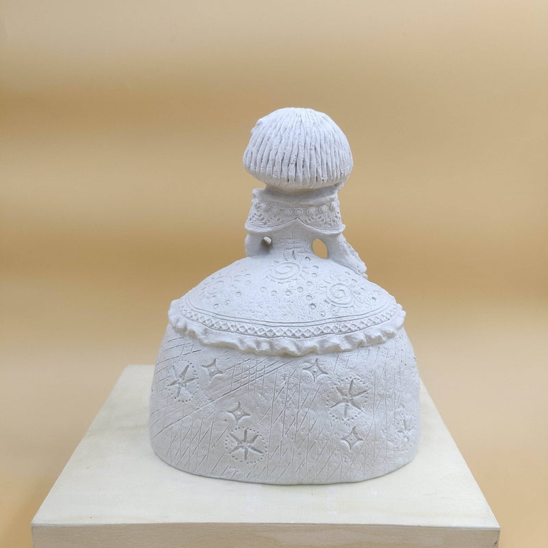 Figura escayola 647 Menina traje relieve 19x23cm con pañuelo al lado ARTESANIA SOL Y MAR CENTROARTESANO