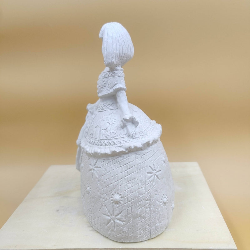 Figura escayola 648 Menina traje relieve 19x23cm con pañuelo central y flequillo recto ARTESANIA SOL Y MAR CENTROARTESANO