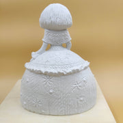 Figura escayola 648 Menina traje relieve 19x23cm con pañuelo central y flequillo recto ARTESANIA SOL Y MAR CENTROARTESANO