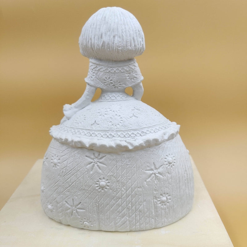 Figura escayola 648 Menina traje relieve 19x23cm con pañuelo central y flequillo recto ARTESANIA SOL Y MAR CENTROARTESANO