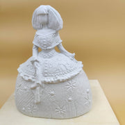 Figura escayola 648 Menina traje relieve 19x23cm con pañuelo central y flequillo recto ARTESANIA SOL Y MAR CENTROARTESANO