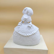 Figura escayola 649 Menina traje relieve 19x23cm sin pañuelo ARTESANIA SOL Y MAR CENTROARTESANO