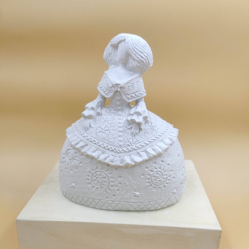 Figura escayola 649 Menina traje relieve 19x23cm sin pañuelo ARTESANIA SOL Y MAR CENTROARTESANO