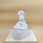 Figura escayola 649 Menina traje relieve 19x23cm sin pañuelo ARTESANIA SOL Y MAR CENTROARTESANO