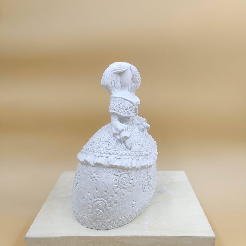 Figura escayola 649 Menina traje relieve 19x23cm sin pañuelo ARTESANIA SOL Y MAR CENTROARTESANO