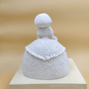 Figura escayola 649 Menina traje relieve 19x23cm sin pañuelo ARTESANIA SOL Y MAR CENTROARTESANO