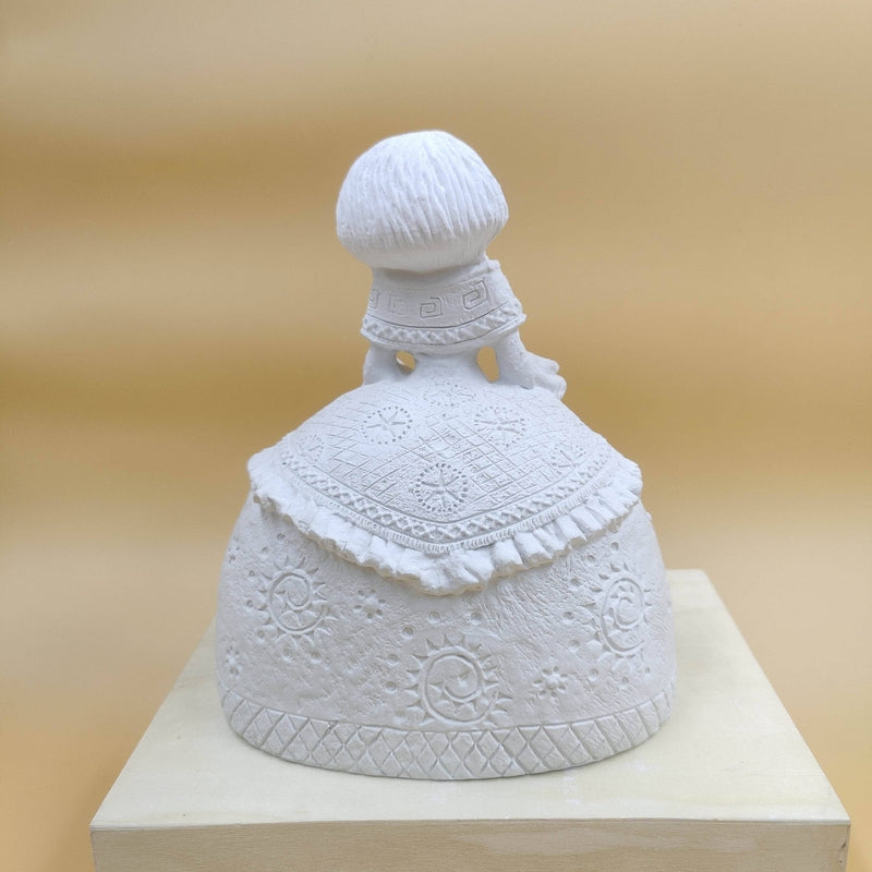 Figura escayola 649 Menina traje relieve 19x23cm sin pañuelo ARTESANIA SOL Y MAR CENTROARTESANO